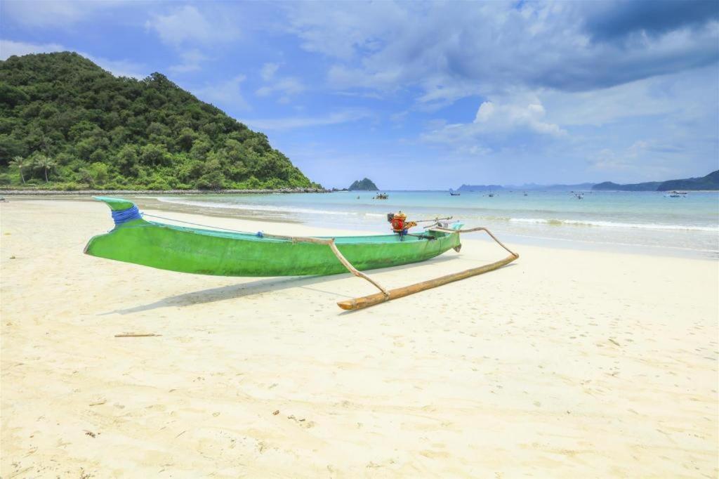 Oyo 1508 Mascot Beach Hotel Mangsit Exterior foto