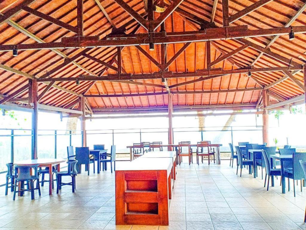 Oyo 1508 Mascot Beach Hotel Mangsit Exterior foto