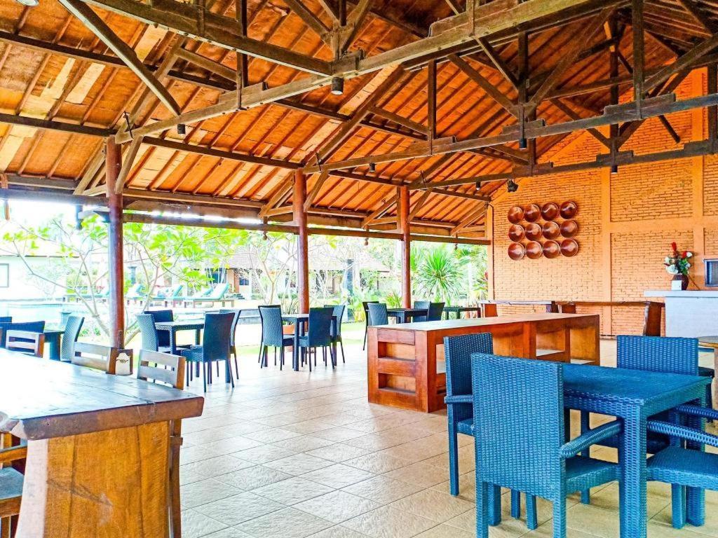 Oyo 1508 Mascot Beach Hotel Mangsit Exterior foto