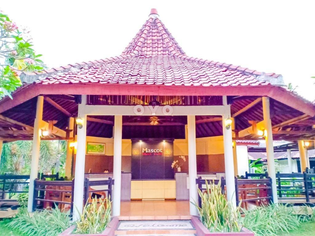 Oyo 1508 Mascot Beach Hotel Mangsit Exterior foto