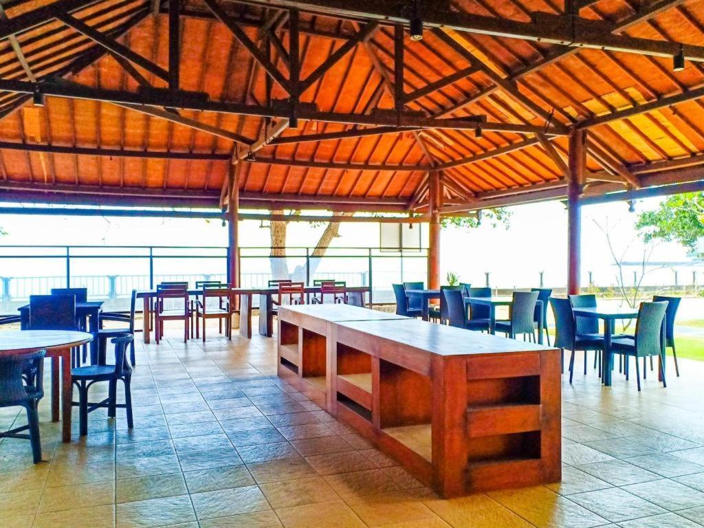 Oyo 1508 Mascot Beach Hotel Mangsit Exterior foto