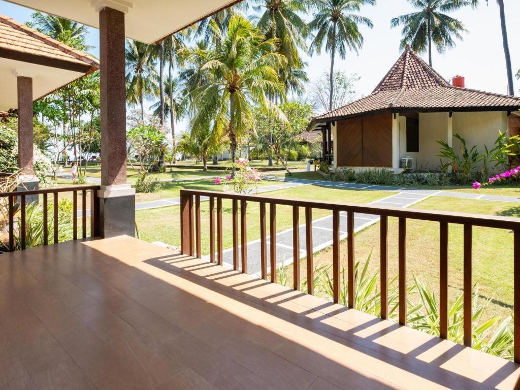 Oyo 1508 Mascot Beach Hotel Mangsit Exterior foto