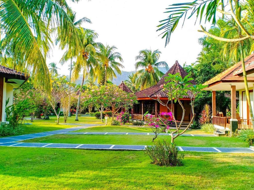 Oyo 1508 Mascot Beach Hotel Mangsit Exterior foto