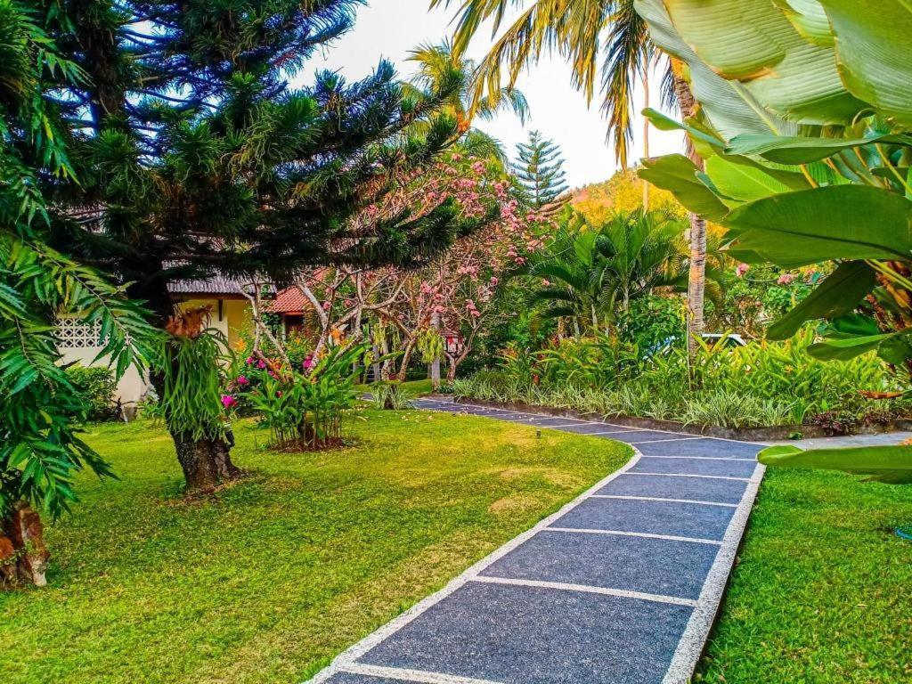 Oyo 1508 Mascot Beach Hotel Mangsit Exterior foto