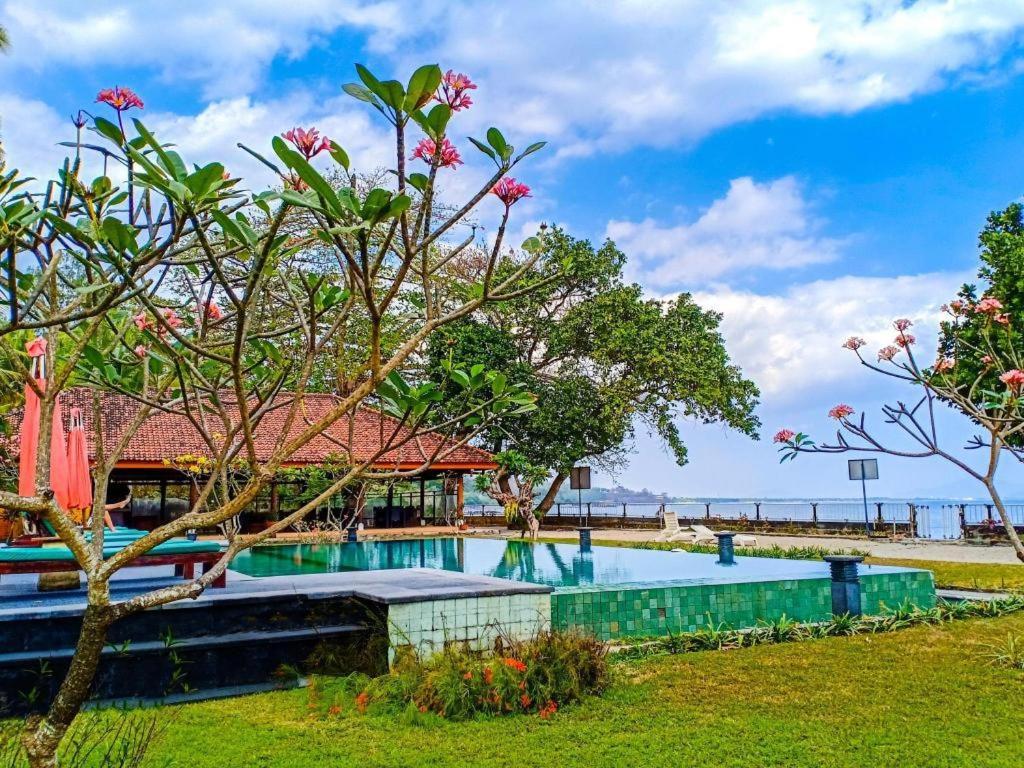 Oyo 1508 Mascot Beach Hotel Mangsit Exterior foto