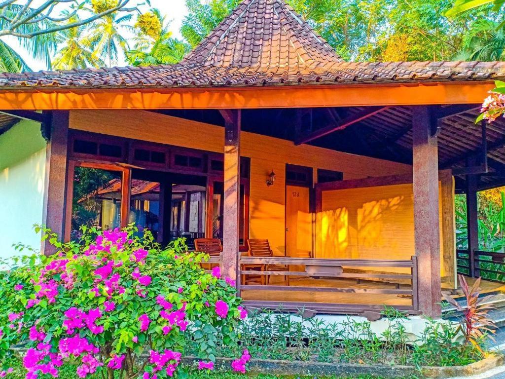 Oyo 1508 Mascot Beach Hotel Mangsit Exterior foto