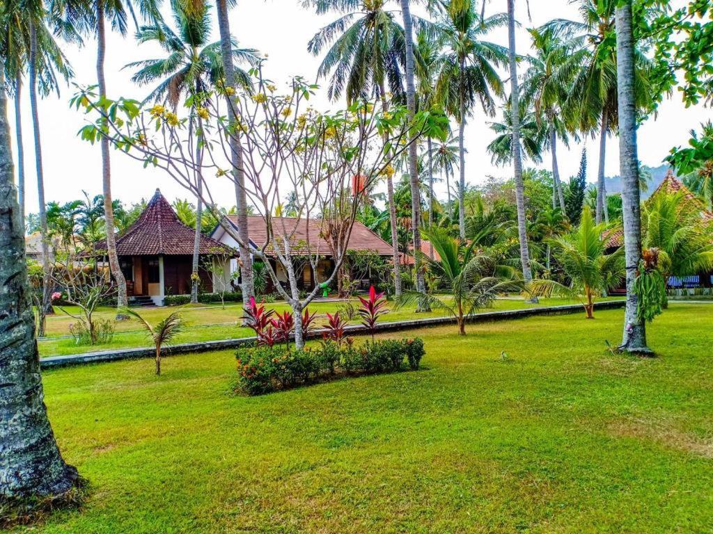 Oyo 1508 Mascot Beach Hotel Mangsit Exterior foto
