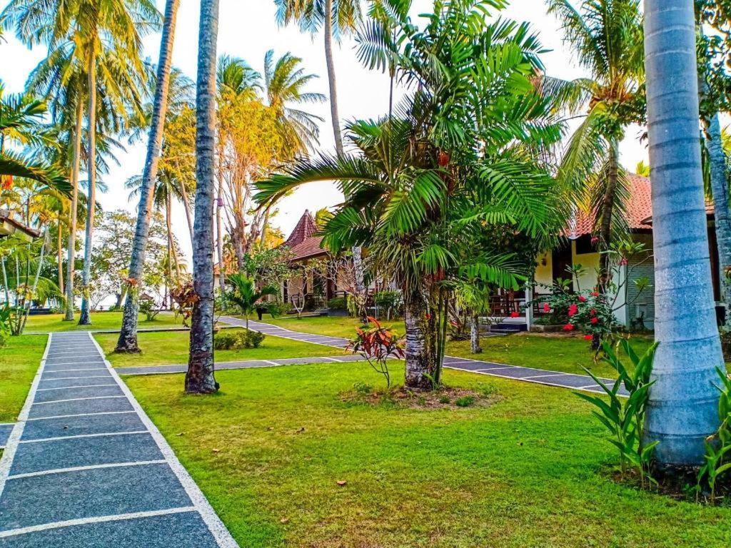 Oyo 1508 Mascot Beach Hotel Mangsit Exterior foto